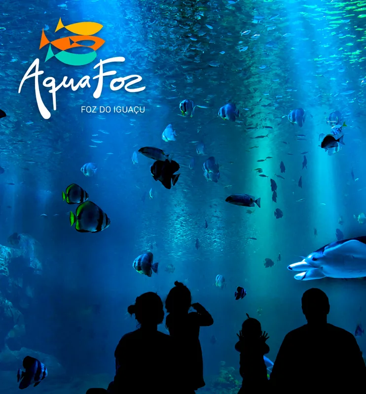 Acuario AquaFoz en Foz do Iguaçu con peces y visitantes